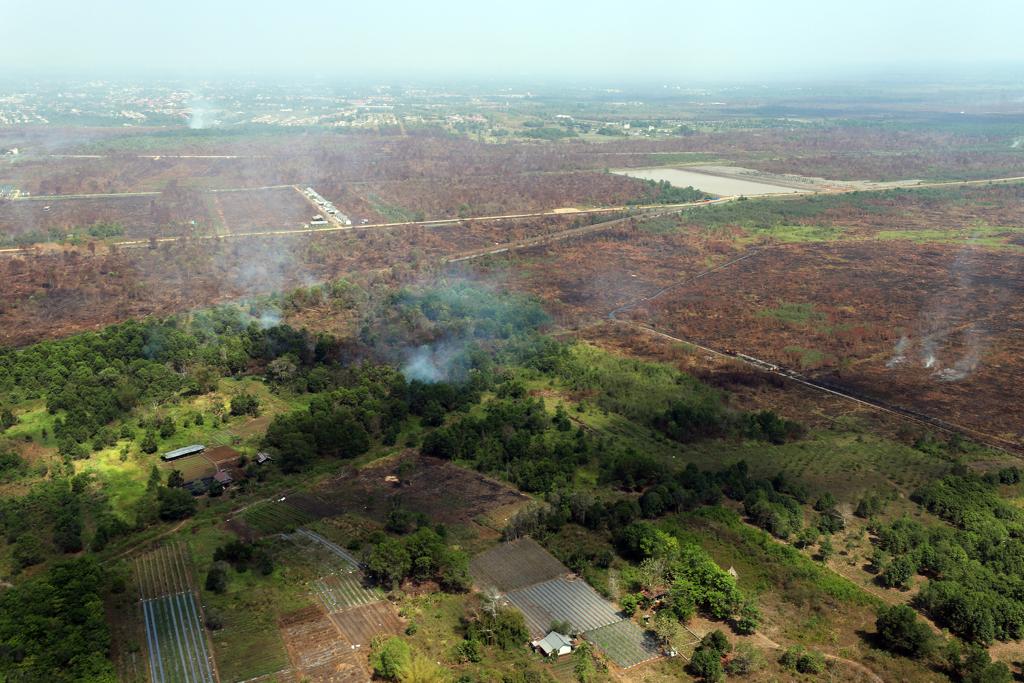 Tinjauan udara penanganan kebakaran hutan dan lahan di Kalimantan Selatan.